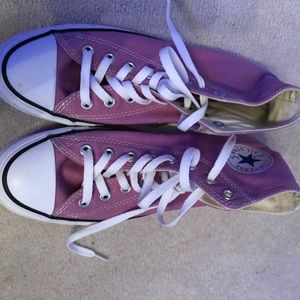 Women’s pink converse